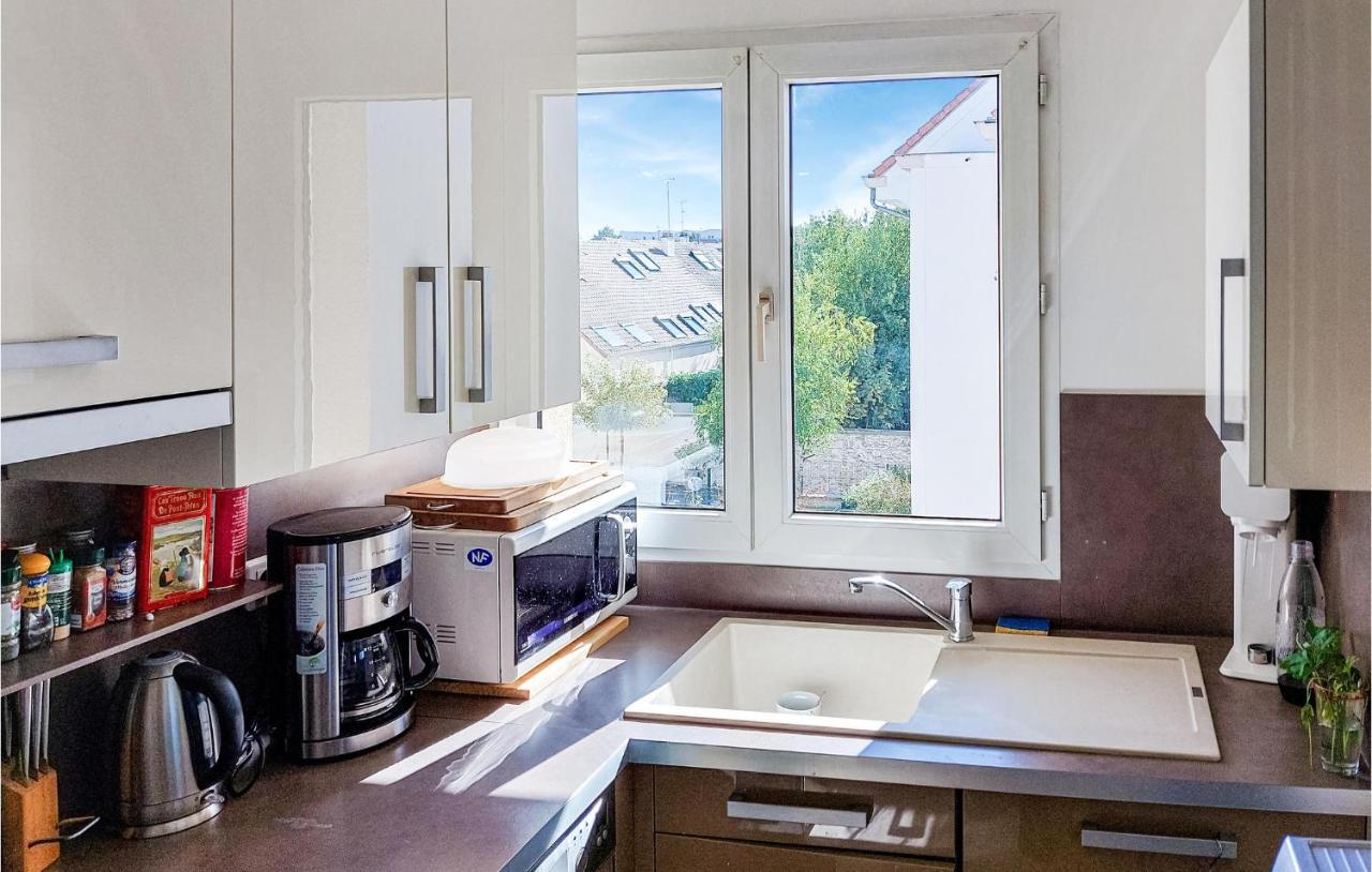 Awesome Apartment In Triel-Sur-Seine With Kitchen Exteriör bild